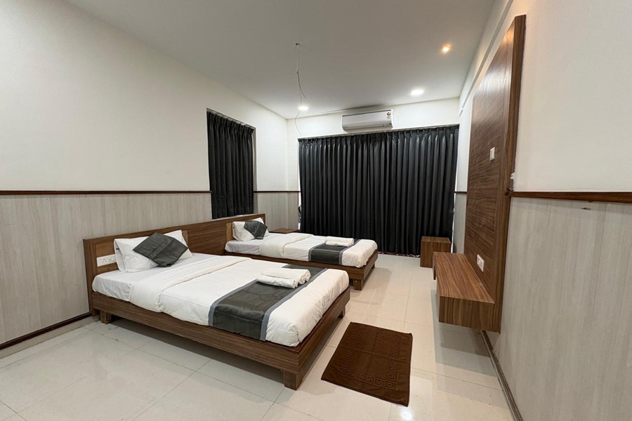AC Double Room at Vallabh Inn